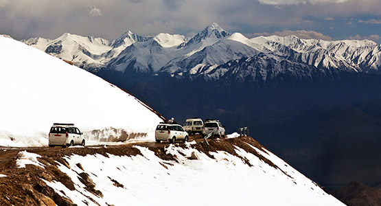 Off the road on Manali-Leh Highway!